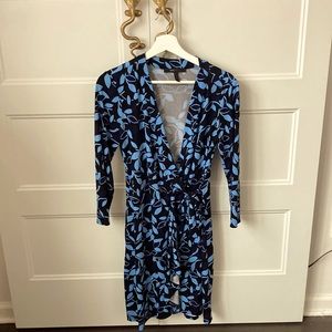 BCBG blue floral long sleeve wrap dress size medium